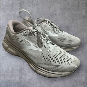 Brooks Women's Light Gray Athletic Shoes